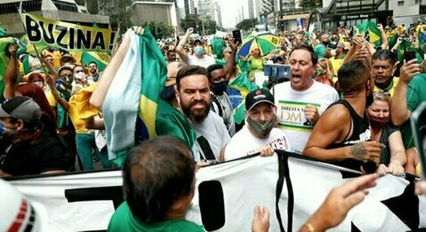 Brasile, proteste anti Bolsonaro per la gestione Covid: 460mila decessi da inizio pandemia