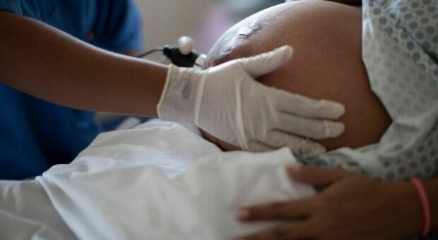 Donna incinta va in pronto soccorso con dolori addominali, i medici la dimettono: poche ore dopo abortisce. Aperta inchiesta