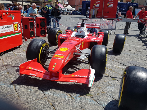 Educazione stradale a bordo delle Ferrari: a Napoli il sogno diventa realtà