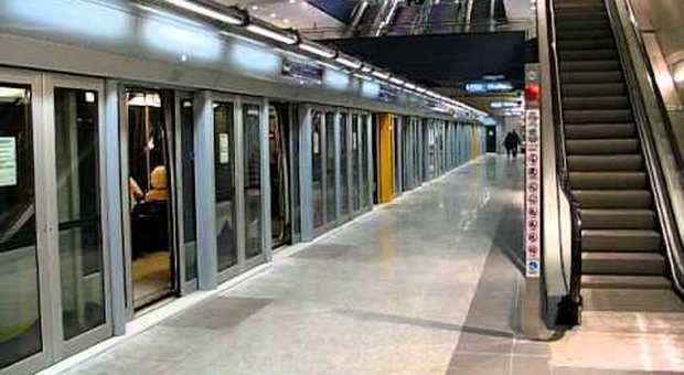 Cade dalle scale mobili della metro, muore un giovane di 29 anni a Torino