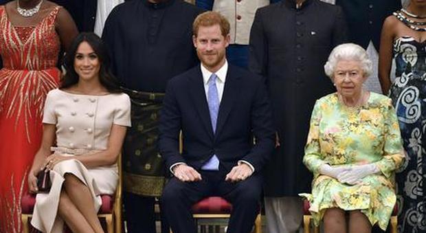 Meghan Markle, il principe Harry non si è ambientato negli Stati Uniti: una nuova gaffe in pubblico fa infuriare la regina