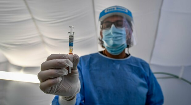 Covid in Campania, vaccino agli over 80enni: si è prenotato uno su tre, sprint per contattare tutti