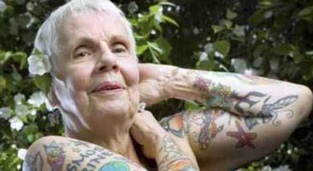 Anziani con i tatuaggi