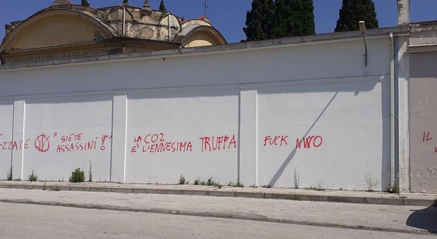 Scritte no vax sui muri del cimitero di Caserta