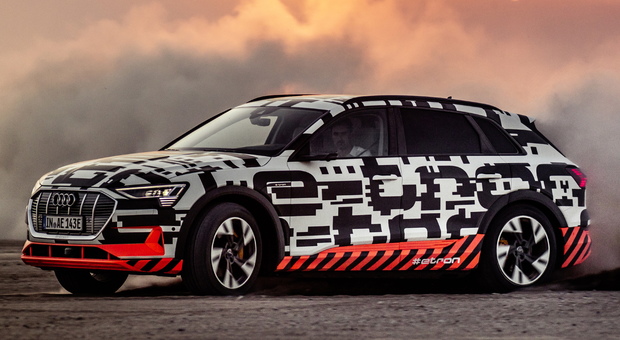 L'Audi e-tron durante la prova in Namibia