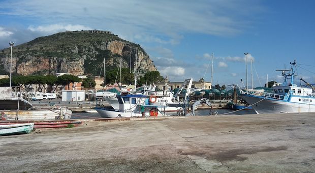 Peschereccio affonda a sud di Terracina: salvato un pescatore, l'altro è disperso