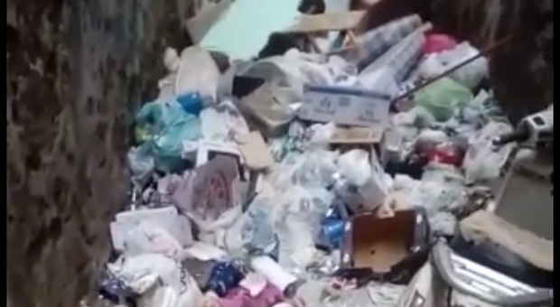 Napoli, il vicolo del degrado dove i rifiuti impediscono il passaggio