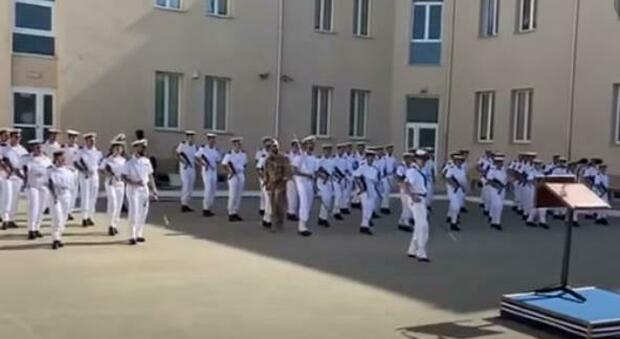A passo di danza dopo il giuramento: indagata per disobbedienza la marinaia del balletto che ora presta servizio nelle Marche