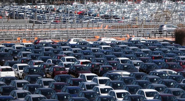 Di Maio: «Nessuna tassa sulle auto degli italiani, solo ecobonus»