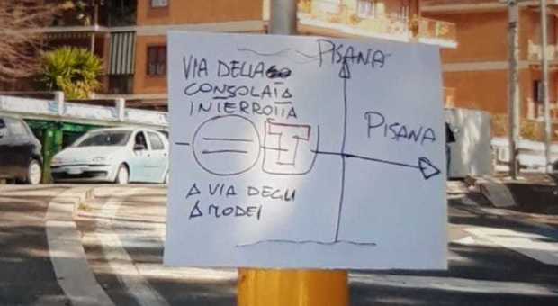 Roma, chiudono una strada per una buca e spunta un cartello fai da te