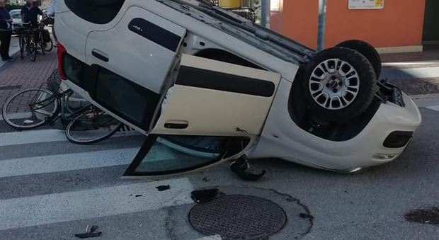 Schianto al semaforo “pazzo”: auto si ribalta, due donne ferite