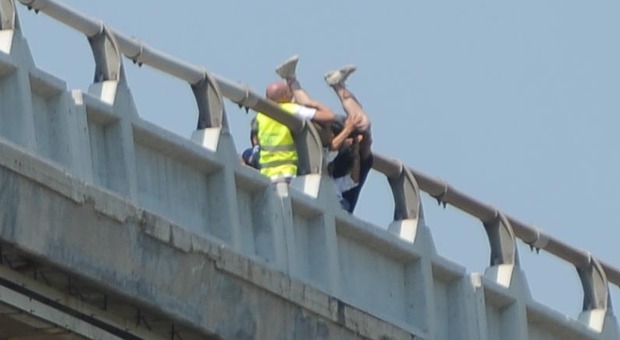 Ragazzo minaccia di buttarsi dal viadotto: nessuna spiegazione ai soccorritori