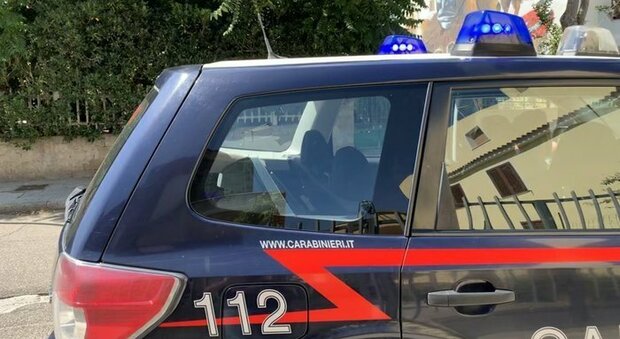 Scooter non si ferma all'alt dei carabinieri: folle inseguimento per le strade del centro