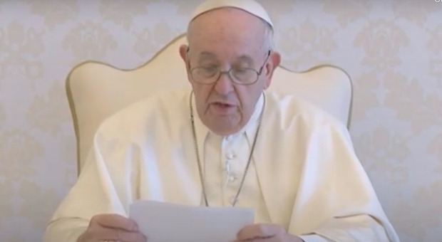 Papa Francesco preme sulla 'base', cambiare stile di vita per salvare la terra dalla distruzione