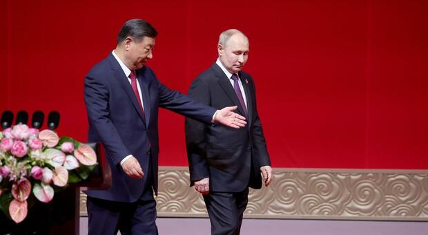 Guerra Ucraina, Putin chiede aiuto a Xi (e si consegna a Pechino): lo zar spera nel salvataggio cinese