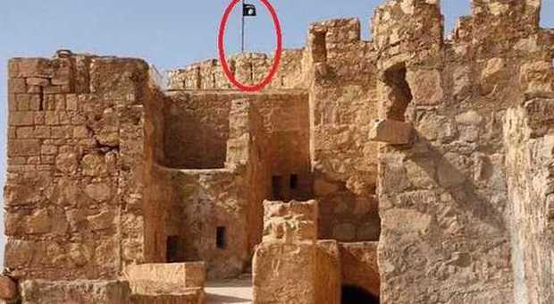 L'Isis avanza, la bandiera nera sui monumenti di Palmira