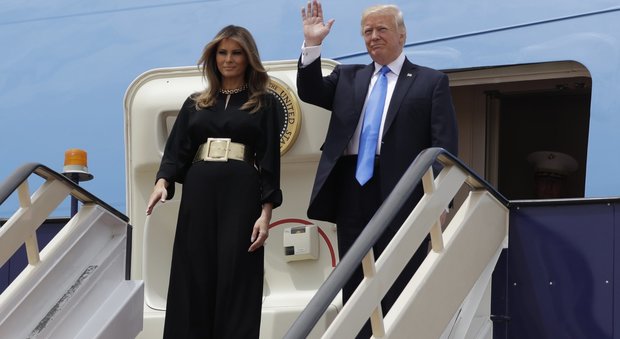 Trump, Melania in Arabia Saudita senza velo: ma il marito Donald criticò Michelle Obama per la stessa scelta