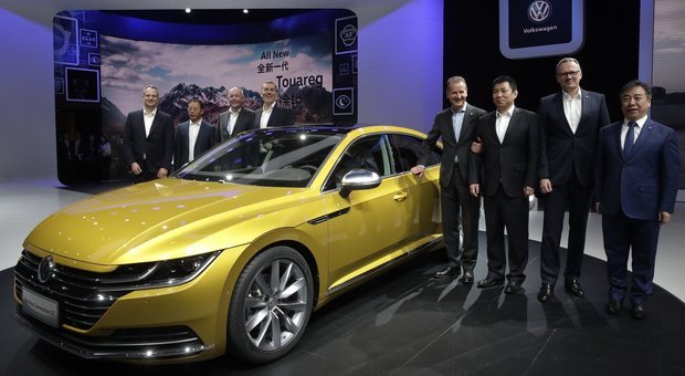 Herbert Diess (il quarto da destra), ceo del Volkswagen Group, con la nuova generazione della Volkswagen CC durante la giornata riservata alla stampa al China Auto Show di Beijing
