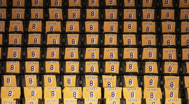 Kobe Bryant, il tributo dei Lakers è da brividi. LeBron James: «Stiamo soffrendo, abbiamo il cuore a pezzi»