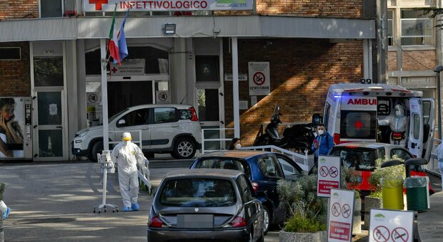 Covid in Campania, ospedali sotto pressione: Rt scende a 1 ma il rischio dei contagi è ancora alto