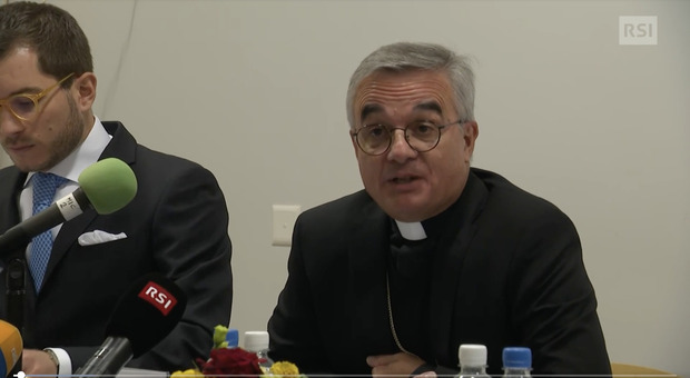Il vescovo Lazzeri durante la conferenza stampa a Lugano