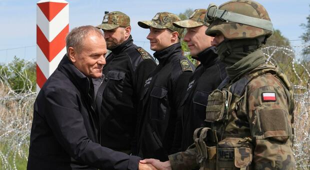 epa11332600 Polish Prime Minister Donald Tusk (L) visits the border with Belarus in Ozierany Wielkie, eastern Poland, 11 May 2024. EPA/PAWEL SUPERNAK POLAND OUT