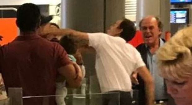 Nizza, botte in aeroporto: uno steward sferra un pugno a un passeggero con un bimbo in braccio