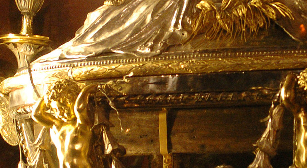Nell'antico altare una croce d'oro con frammenti della Croce di Cristo