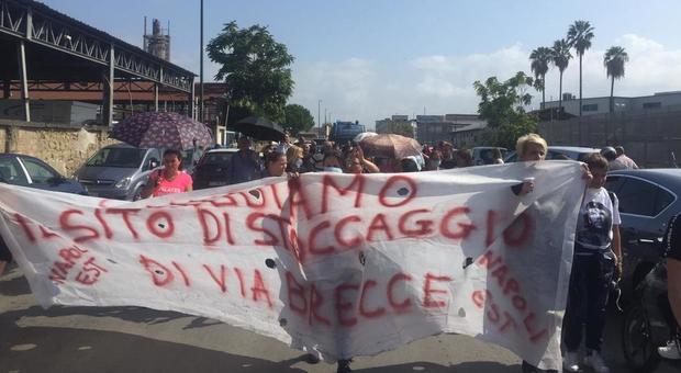 Napoli, nuova protesta di cittadini davanti all'ex Icm: «No ai rifiuti organici»