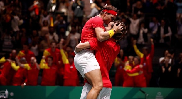 Rafa Nadal bacia Feliciano Lopez dopo la vittoria sulla Gran Bretagna