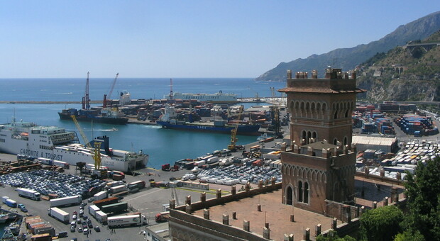 Salerno: operaio di 30 anni travolto da un carrello nel porto, è grave