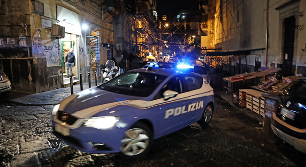 Napoli, i controlli della polizia in aree movida: sanzioni e sequestri