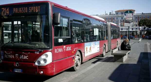 Un autobus Atac fermo in attesa di partire a Roma