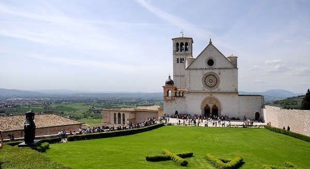 Assisi, le campane suonano a rintocco
