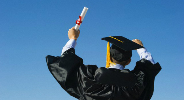 Si laurea senza diploma, ma il titolo rimane valido: «Ha faticato tanto»