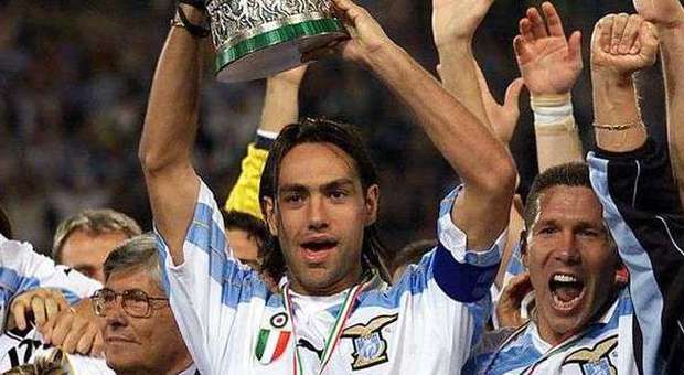 Nesta con la Supercoppa italiana vinta dalla Lazio nel 2002