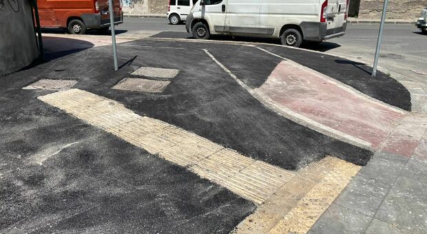 Napoli, «colata» di asfalto sulla pista ciclabile: ostacoli per chi va in bici