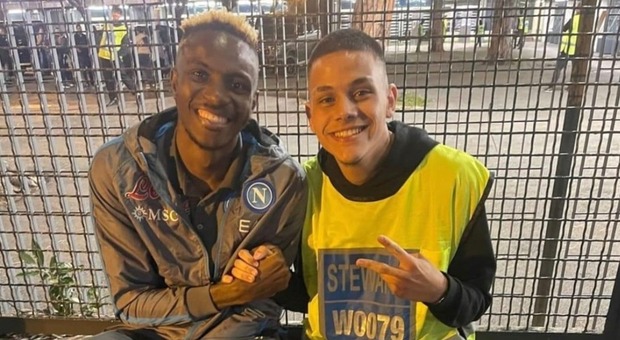 Steward si scatta un selfie con Osimhen: non potrà più seguire le partite della Roma all'Olimpico