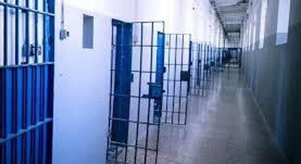 Droga e cellulare in cella scoperti nel carcere di Ariano Irpino