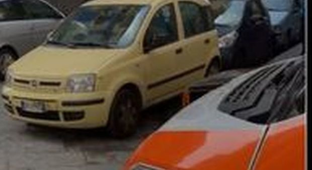 Napoli, ambulanza bloccata dalla sosta selvaggia: interviene la gente a rimuovere l'auto