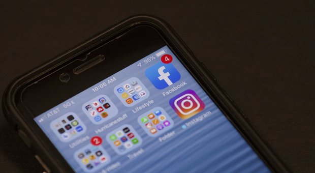 Facebook utilizza la fotocamera dell'iPhone all'insaputa degli utenti: la prova
