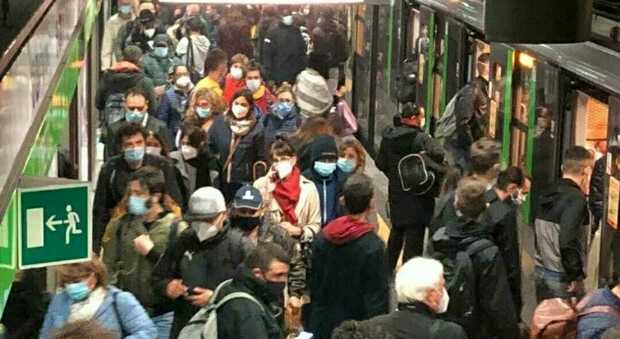 Milano, folla e assembramenti sulla metropolitana: salta il distanziamento. Le Foto