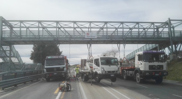 Via Conca ad Ancona, testato il ponte pedonale: aprirà tra 2 mesi