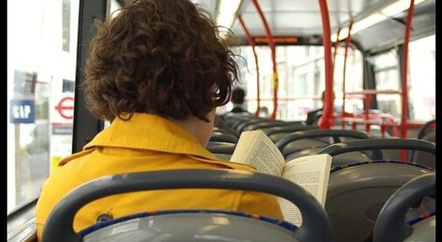 Autobus gratis per chi legge a bordo: "Così si incentiva la cultura"
