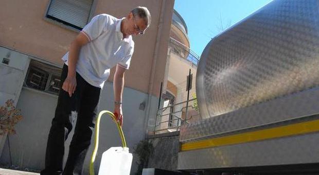 Orvieto, continua l'emergenza acqua famiglie costrette a rifornirsi con le autobotti