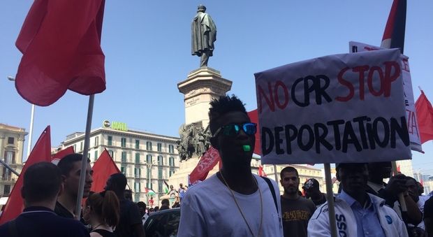 Il 25 aprile di Napoli per i migranti: «Condizioni più umane per i centri di accoglienza»