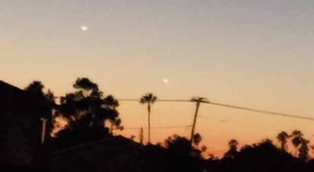 Misteriose luci nei cieli della California, tam tam sul web: «Sono Ufo»