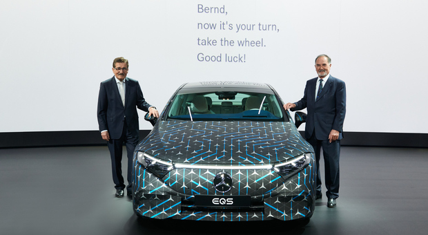 A destra, Bernd Pischetsrieder, nuovo presidente del consiglio di sorveglianza di Daimler che prende il posto di Manfred Bishoff (a sinistra)