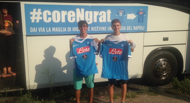 Tifosi ricevono la maglia nuova del Napoli in cambio di quella vecchia di Higuain