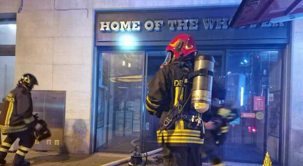 L'incendio al Burger King di Trieste, evacuato un intero condominio